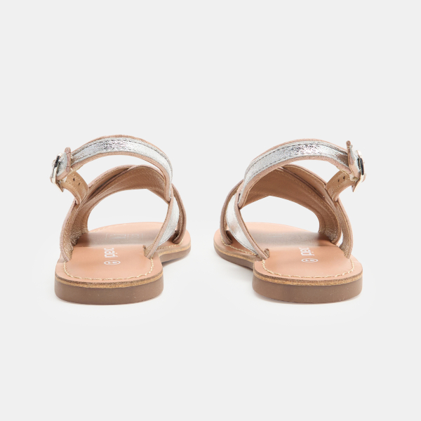 صندل رمادي برباط لامع للبنات